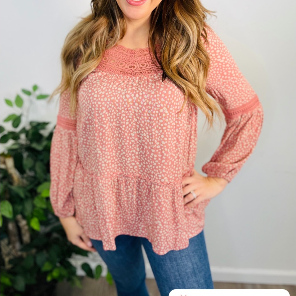 Selena/Odi square neck dot top 2x.